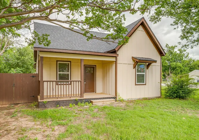 Photo 1 of Sale Pending at 1115 Hanover St, Weatherford, TX 76086 | MLS# 21290862 | Listing updated on 2026-07-16