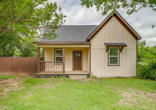 Photo 2 of Sale Pending at 1115 Hanover St, Weatherford, TX 76086 | MLS# 21290862 | Listing updated on 2026-07-16