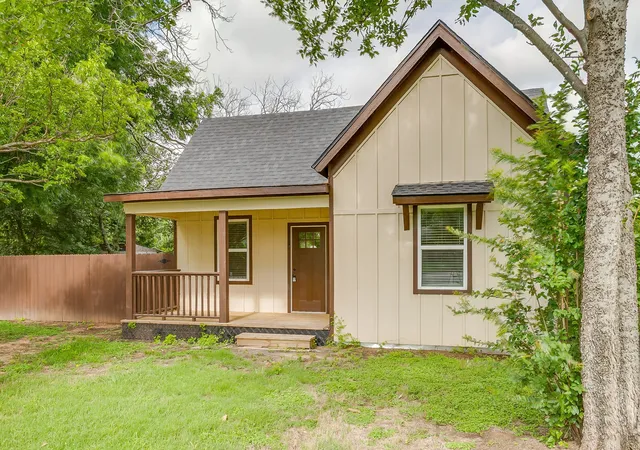 Photo 3 of Sale Pending at 1115 Hanover St, Weatherford, TX 76086 | MLS# 21290862 | Listing updated on 2026-07-16