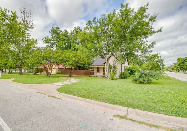 Photo 3 of Sale Pending at 1115 Hanover St, Weatherford, TX 76086 | MLS# 21290862 | Listing updated on 2026-07-16