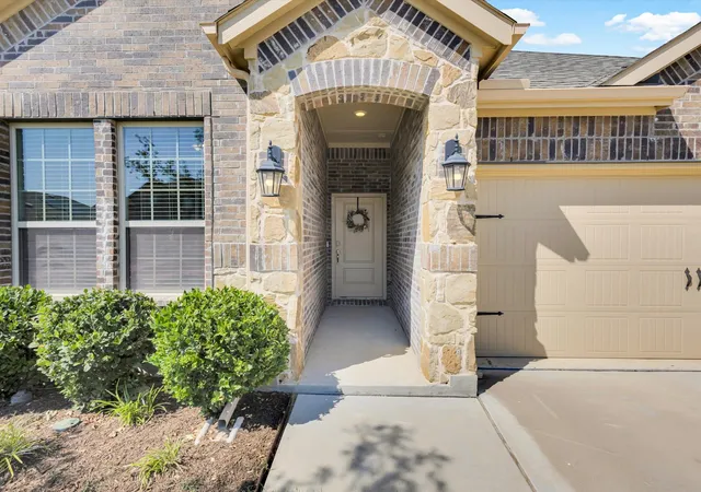 Photo 2 of Single family home for sale at 10925 Canyon Mine Dr, Aubrey, TX 76227 | MLS# 21289095 | Listing updated on 2026-08-28