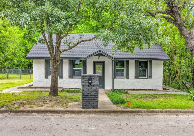 Photo 1 of Single family home for sale at 307 S Walnut St, Weatherford, TX 76086 | MLS# 21290227 | Listing updated on 2026-08-18