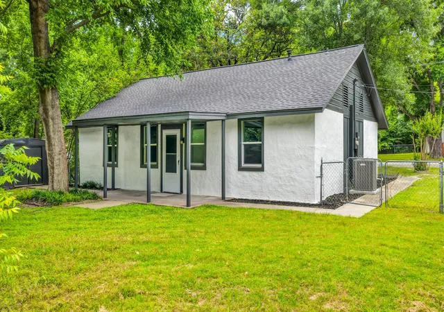 Photo 4 of Single family home for sale at 307 S Walnut St, Weatherford, TX 76086 | MLS# 21290227 | Listing updated on 2026-10-05