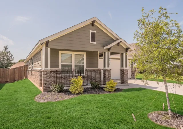 Photo 2 of Single family home for sale at 433 Rose Ave, Cleburne, TX 76033 | MLS# 21289876 | Listing updated on 2026-08-25