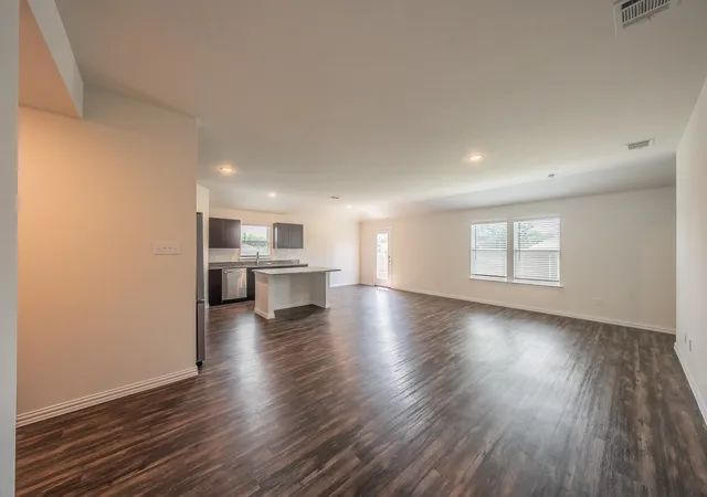 Photo 3 of Single family home for sale at 433 Rose Ave, Cleburne, TX 76033 | MLS# 21289876 | Listing updated on 2026-08-25