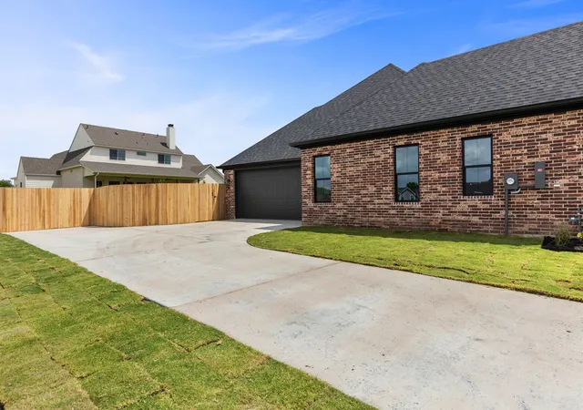 Homes for sale in Robinson, TX | 132 Paddle Boat Ct, Robinson, TX 76706 | MLS# 21287490