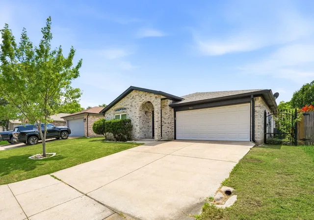 3rd image of 7921 Gardengate Ln, Fort Worth, TX 76137 | MLS# 21290386