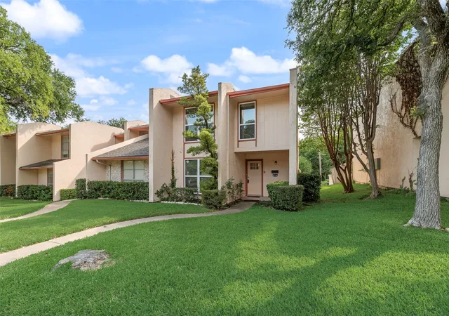 Townhouse for sale at 514 Valley Park Dr, Garland, TX 75043 | MLS# 21281379