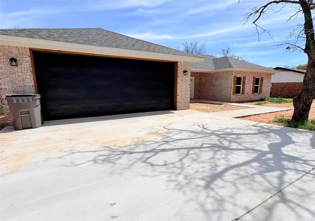 Photo 3 of Single family home for sale at 1503 S Rodgers Dr, Graham, TX 76450 | MLS# 21290373 | Listing updated on 2026-08-21