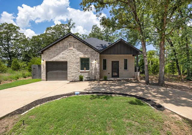 Photo 1 of Single family home for sale at 225 S Cherokee Shores Dr, Mabank, TX 75156 | MLS# 21286257 | Listing updated on 2026-09-01
