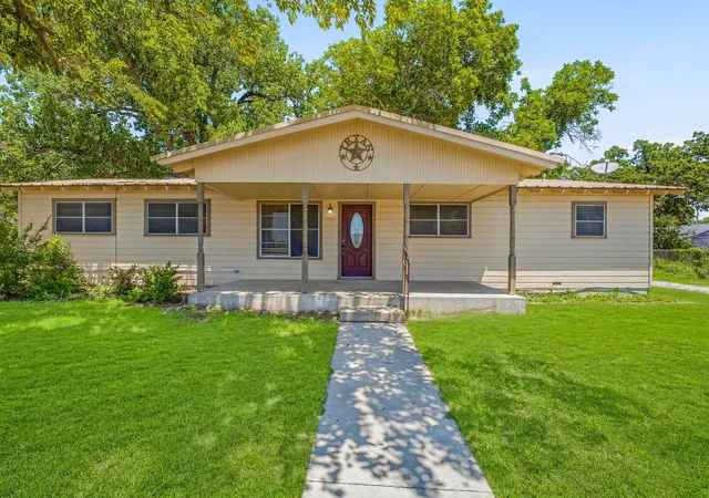 Photo 2 of Single family home for sale at 1571 W Ash St, Stephenville, TX 76401 | MLS# 21290313 | Listing updated on 2026-09-21