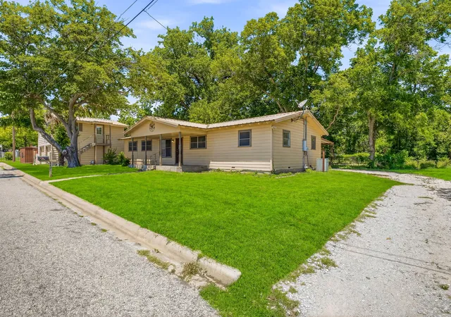 Photo 3 of Single family home for sale at 1571 W Ash St, Stephenville, TX 76401 | MLS# 21290313 | Listing updated on 2026-09-21