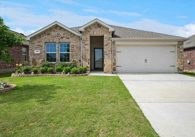 Photo 2 of Single family home for sale at 936 Glover Dr, Aubrey, TX 76227 | MLS# 21271149 | Listing updated on 2026-08-31