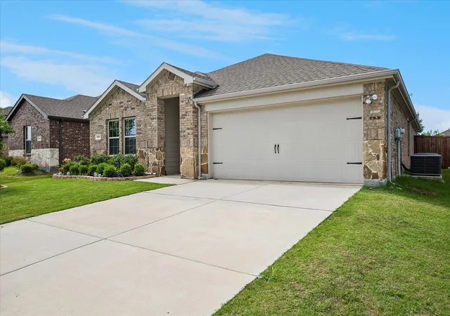 Photo 3 of Single family home for sale at 936 Glover Dr, Aubrey, TX 76227 | MLS# 21271149 | Listing updated on 2026-08-31
