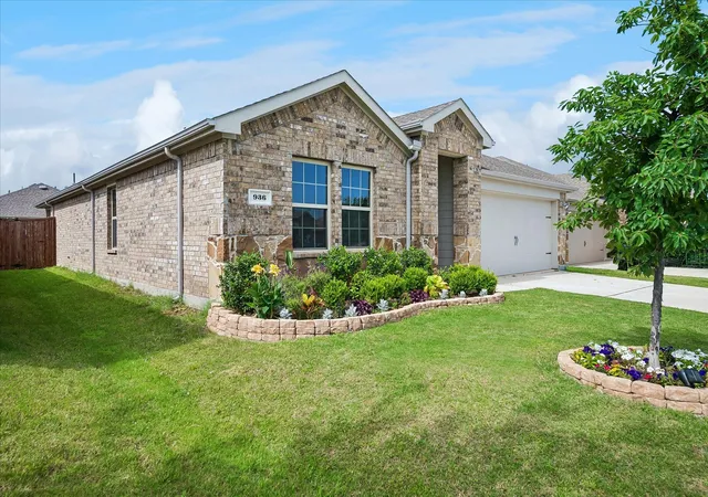Photo 3 of Single family home for sale at 936 Glover Dr, Aubrey, TX 76227 | MLS# 21271149 | Listing updated on 2026-08-31