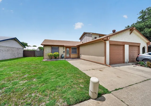 Photo 1 of Sale Pending at 1012 Plover Ln, Arlington, TX 76015 | MLS# 21286215 | Listing updated on 2026-07-09