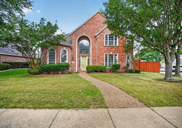 Photo 1 of Sale Pending at 10901 Briar Brook Ln, Frisco, TX 75033 | MLS# 21287366 | Listing updated on 2026-08-27