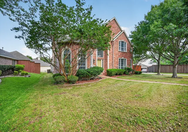 Photo 2 of Sale Pending at 10901 Briar Brook Ln, Frisco, TX 75033 | MLS# 21287366 | Listing updated on 2026-08-27