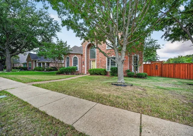 Photo 3 of Sale Pending at 10901 Briar Brook Ln, Frisco, TX 75033 | MLS# 21287366 | Listing updated on 2026-08-27