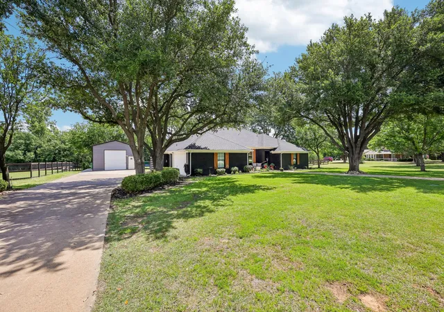 Homes for sale in Copper Canyon, TX | 925 Meadow Dr, Copper Canyon, TX 75077 | MLS# 21290820