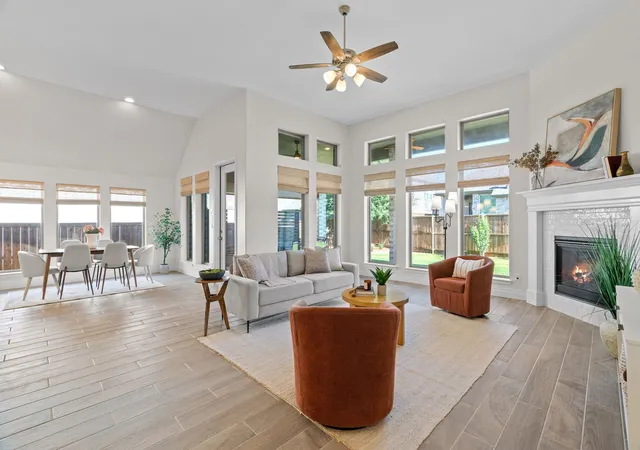 Photo 3 of Sale Pending at 908 Quail Hollow Ave, Denton, TX 76210 | MLS# 21291111 | Listing updated on 2026-08-28