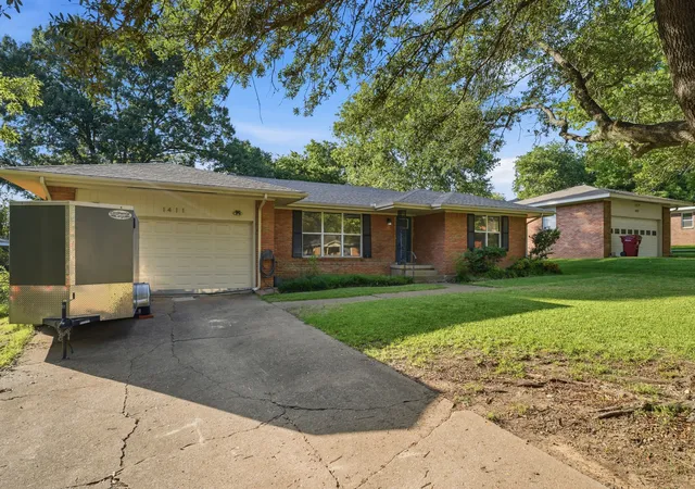 Photo 2 of Single family home for sale at 1411 Robin Dr, Sherman, TX 75092 | MLS# 21288647 | Listing updated on 2026-08-17