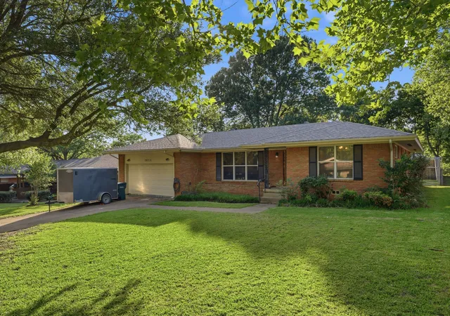 Photo 3 of Single family home for sale at 1411 Robin Dr, Sherman, TX 75092 | MLS# 21288647 | Listing updated on 2026-08-17