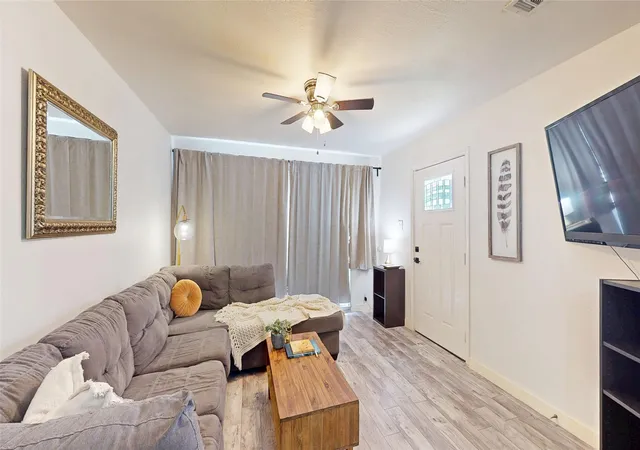 Photo 4 of Single family home for sale at 922 Tamara Ln, Grand Prairie, TX 75051 | MLS# 21290964 | Listing updated on 2026-08-03