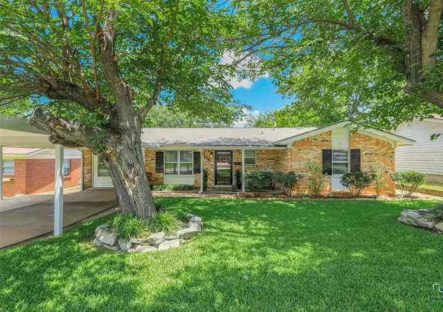 Photo 2 of Sale Pending at 114 N Imperial Dr, Denison, TX 75020 | MLS# 21280793 | Listing updated on 2026-08-19