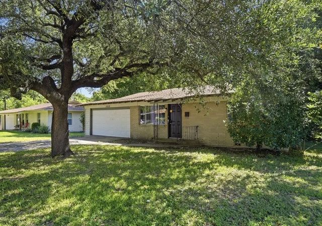 2nd image of 1029 Usher St, Benbrook, TX 76126 | MLS# 21287939