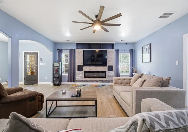 Photo 3 of Single family home for sale at 222 Wedgewood Dr, Mabank, TX 75156 | MLS# 21291012 | Listing updated on 2026-09-26