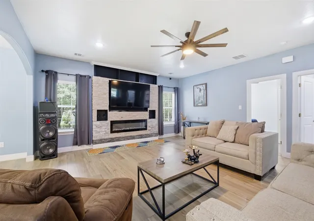 Photo 4 of Single family home for sale at 222 Wedgewood Dr, Mabank, TX 75156 | MLS# 21291012 | Listing updated on 2026-09-26