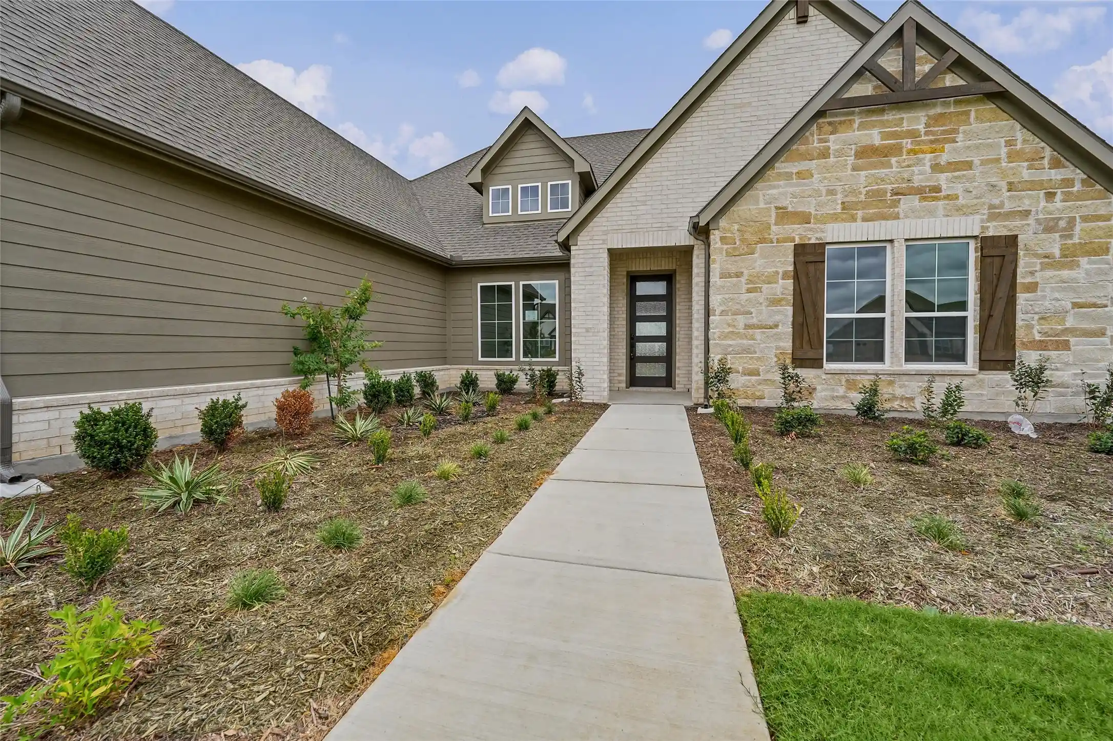 Photo 4 of Single family home for sale at 12417 Hornfels Dr, Krum, TX 76249 | MLS# 21289419 | Listing updated on 2026-10-28
