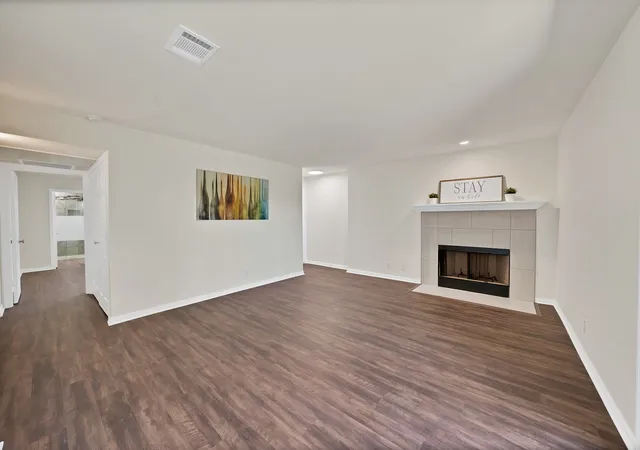 Listing Photo 2 - Condo for sale in building located at 1204 Calico Ln, Arlington, TX 76011 - Unit #712