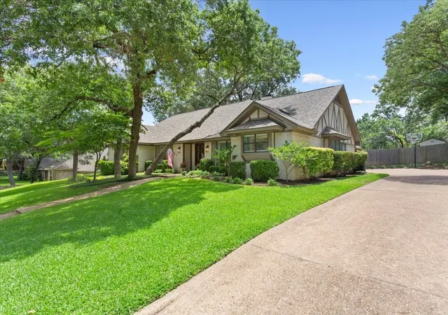 Homes for sale in Woodway, TX | 12000 Sandalwood Dr, Woodway, TX 76712 | MLS# 21290954