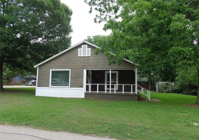 Homes for sale in Grandview, TX | 301 S 4th St, Grandview, TX 76050 | MLS# 21291526