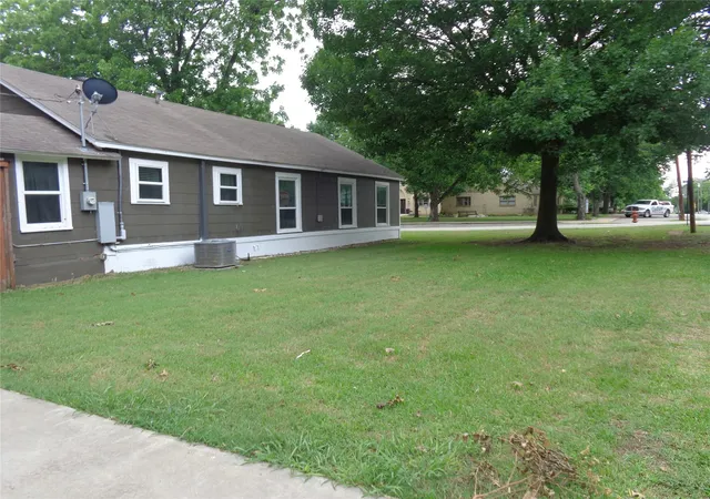 Homes for sale in Grandview, TX | 301 S 4th St, Grandview, TX 76050 | MLS# 21291526