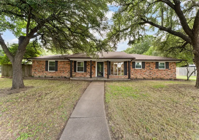 Homes for sale in De Soto, TX | 426 Brook Hollow Cir, De Soto, TX 75115 | MLS# 21291498