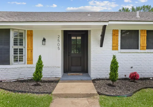 Photo 2 of Single family home for sale at 2505 Meadows Ln, Sherman, TX 75092 | MLS# 21290993 | Listing updated on 2026-10-07