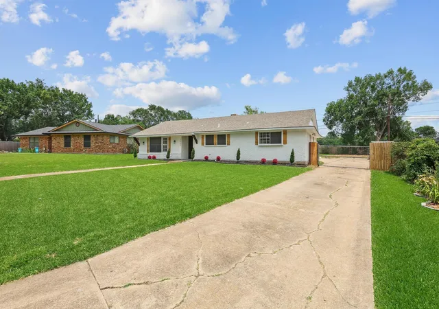 Photo 3 of Single family home for sale at 2505 Meadows Ln, Sherman, TX 75092 | MLS# 21290993 | Listing updated on 2026-10-07