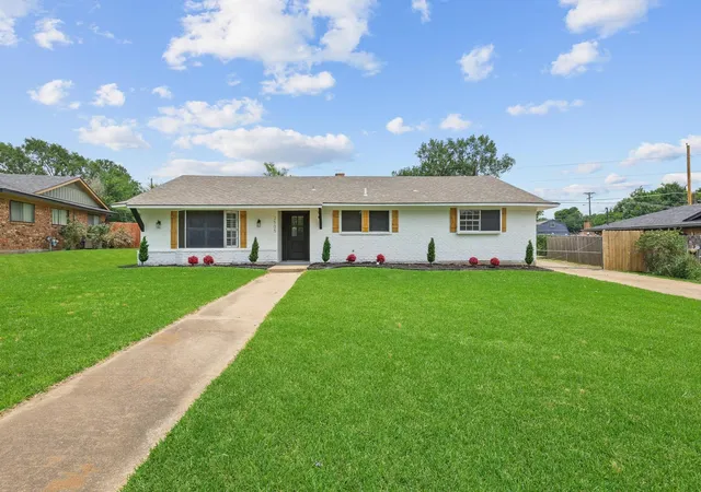 Photo 3 of Single family home for sale at 2505 Meadows Ln, Sherman, TX 75092 | MLS# 21290993 | Listing updated on 2026-10-07