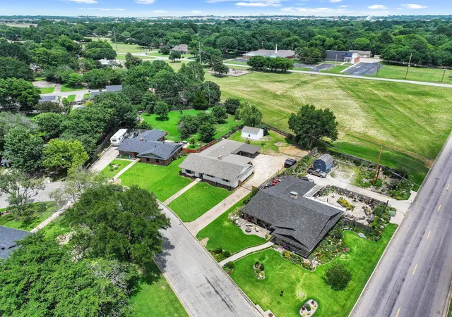 Photo 4 of Single family home for sale at 2505 Meadows Ln, Sherman, TX 75092 | MLS# 21290993 | Listing updated on 2026-10-07