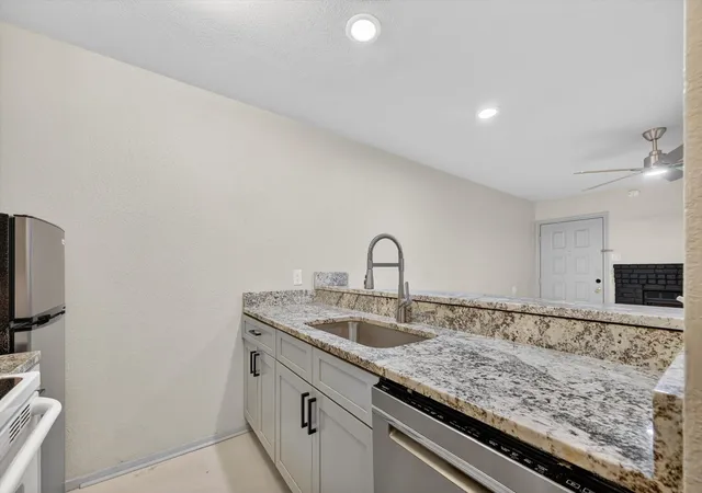 Photo 3 of Condo for sale at 1810 N Garrett Ave #124, Dallas, TX 75206 | MLS# 21277654 | Listing updated on 2026-09-29