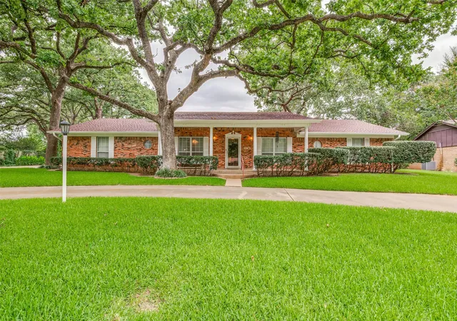 Photo 2 of Single family home for sale at 607 N Parkridge Dr, Mansfield, TX 76063 | MLS# 21286745 | Listing updated on 2026-10-04