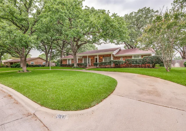 Photo 1 of Single family home for sale at 607 N Parkridge Dr, Mansfield, TX 76063 | MLS# 21286745 | Listing updated on 2026-10-04