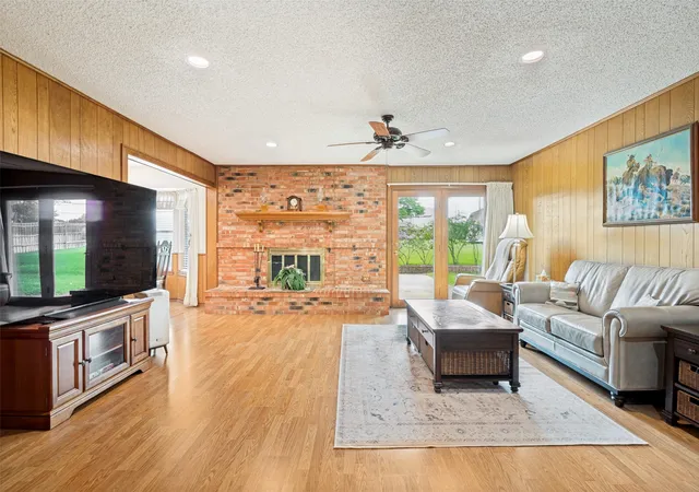 Photo 3 of Single family home for sale at 607 N Parkridge Dr, Mansfield, TX 76063 | MLS# 21286745 | Listing updated on 2026-10-04