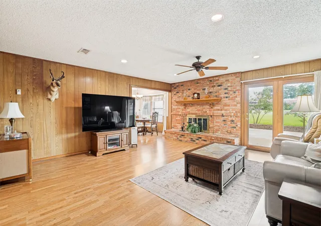 Photo 4 of Single family home for sale at 607 N Parkridge Dr, Mansfield, TX 76063 | MLS# 21286745 | Listing updated on 2026-10-04
