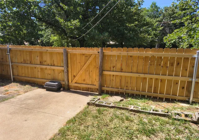Photo 3 of House for sale at 1912 W Sanford St, Arlington, TX 76012 | MLS# 21274141 | Listing updated on 2026-08-07