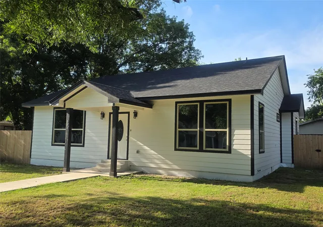 Homes for sale in Olney, TX | 503 W Elm St, Olney, TX 76374 | MLS# 21291695