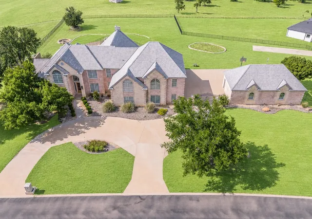 Photo 1 of Mansion for sale at 113 Club House Dr, Weatherford, TX 76087 | MLS# 21291753 | Listing updated on 2026-08-21